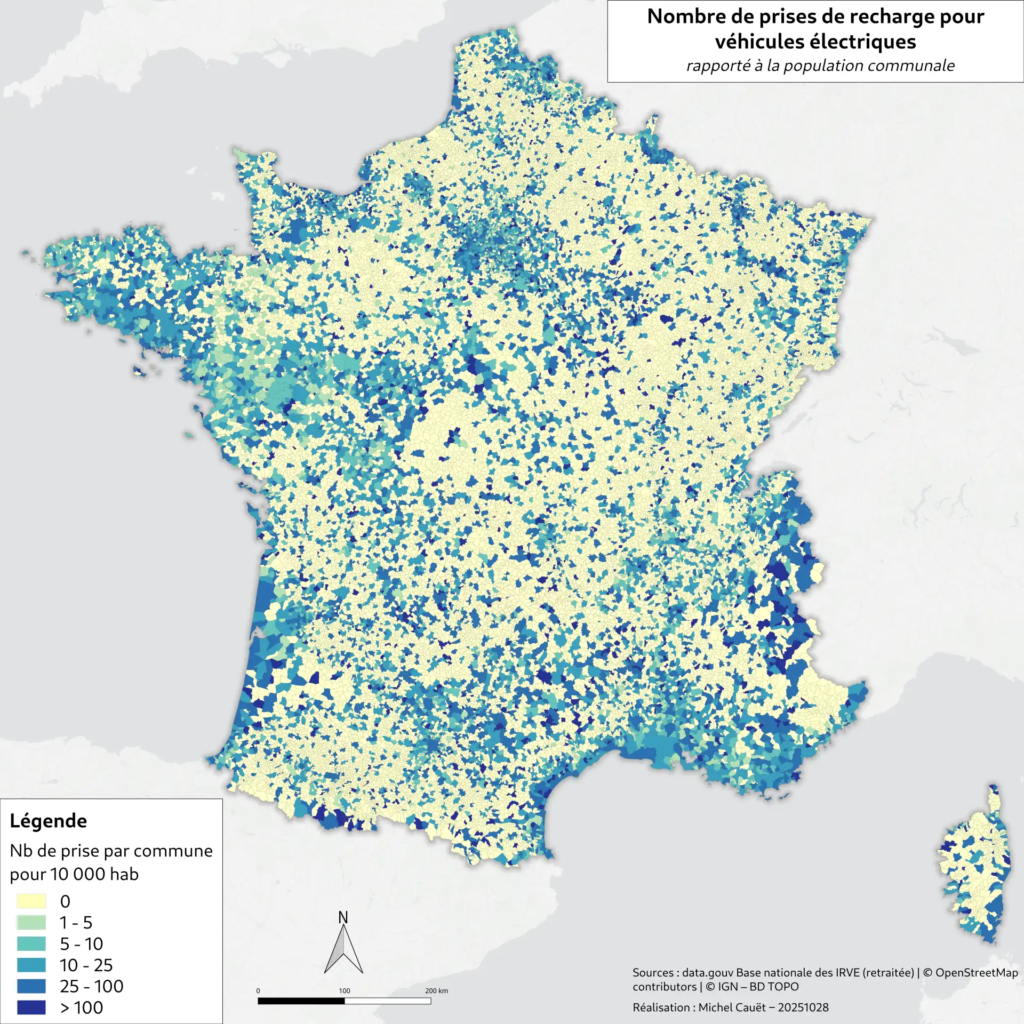 Carte de France montrant le nombre de prises de recharge pour véhicules électriques rapporté à la population communale. Les bornes se concentrent surtout dans les grandes agglomérations et les zones touristiques.