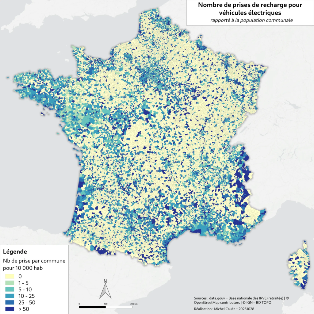 Carte de France montrant le nombre de prises de recharge pour véhicules électriques rapporté à la population communale. Les bornes se concentrent surtout dans les grandes agglomérations et les zones touristiques.